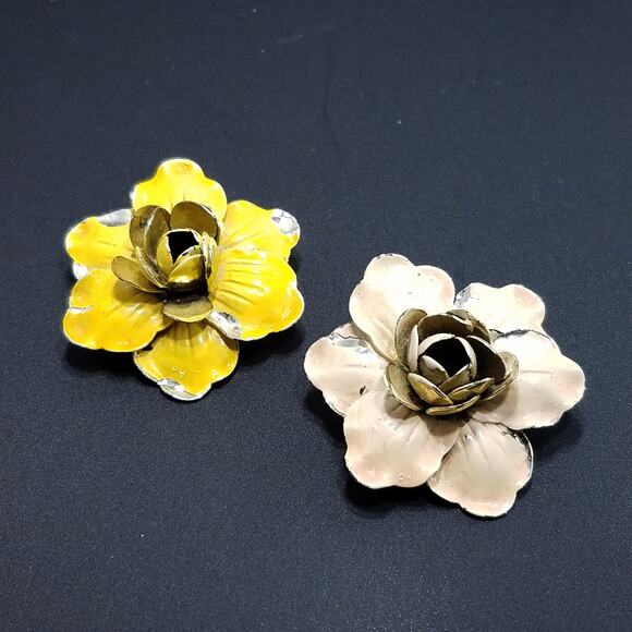 Pair of Vintage Enamel Flower Brooches – Pink & Yellow Set - Picture 2 of 10